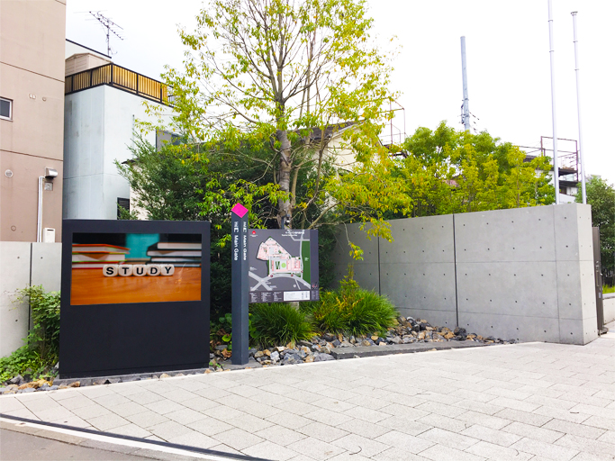 早稲田大学、設置した屋外デジタルサイネージの写真